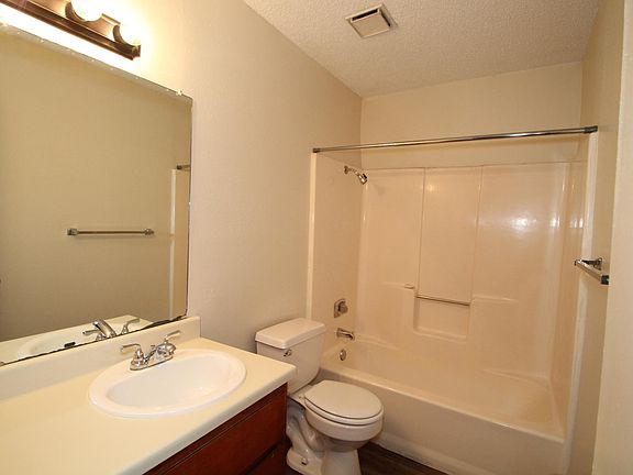 5th image of 1604 Cedarhill Dr APT D