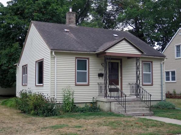 307 Center Ave, Decorah, IA 52101