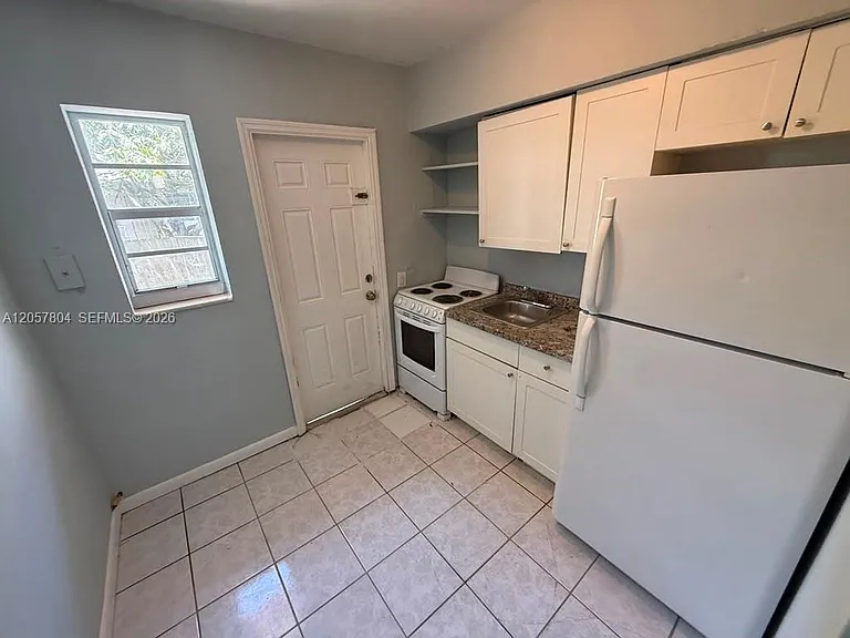 3129 SW 9th St #2 — Photo 2