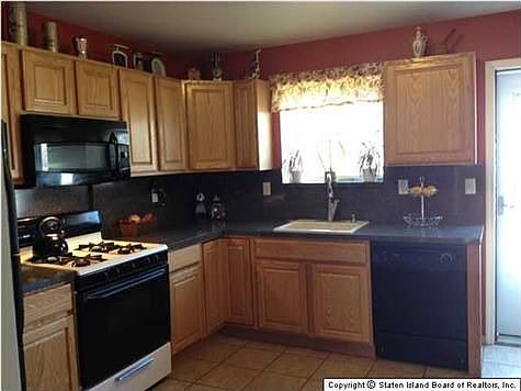 4th image of 27 Paris Ct