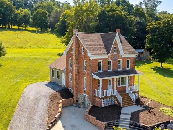 745 Meadowview Dr, Red Lion, PA 17356