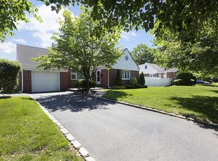 3 Lyon Ct, Hicksville, NY 11801