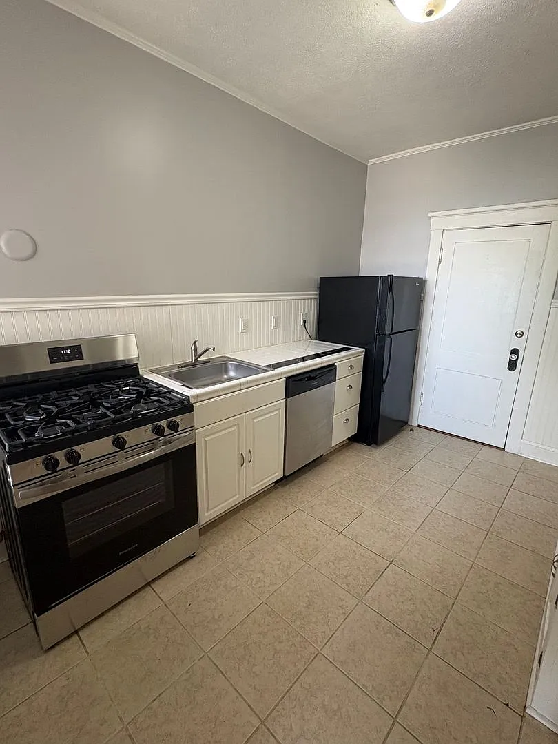 Idalia Apartments (115 N. 33rd St.) — Photo 4