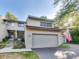 1551 Kirkwood Dr, Geneva, IL 60134