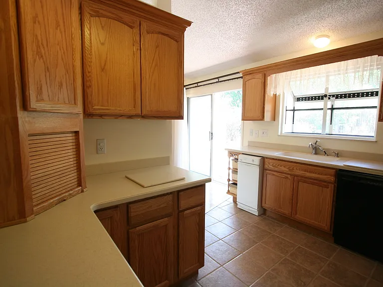 1092 Stanton St — Photo 6