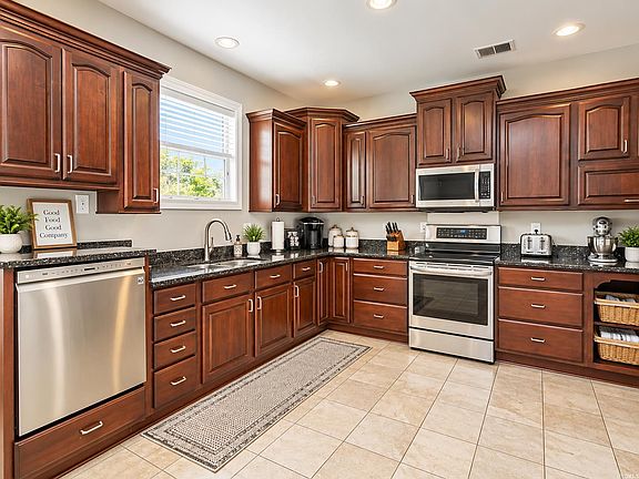 5th image of 3596 Brampton Dr.