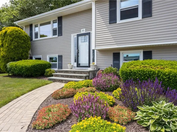 35 Namquid Dr, Middletown, RI 02842