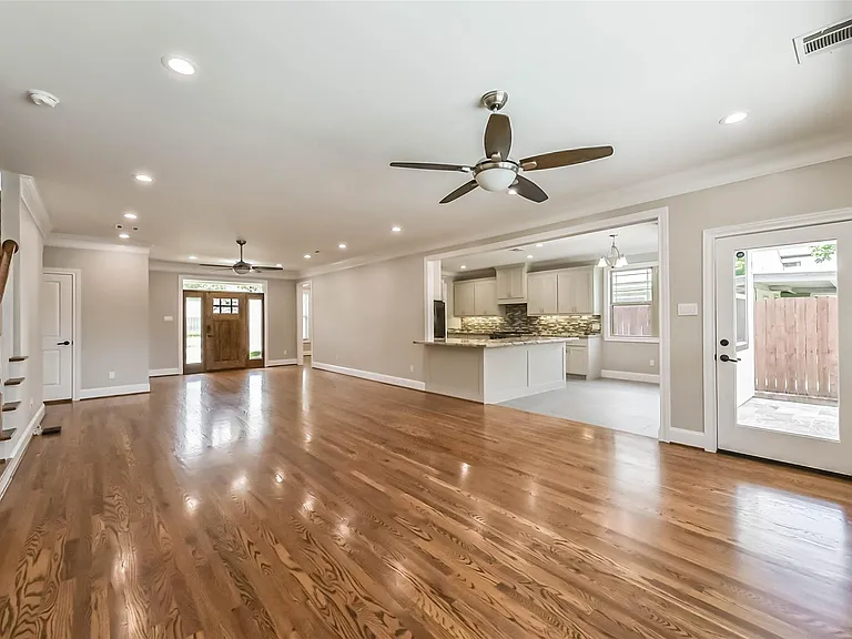 1317 Chantilly Ln — Photo 8