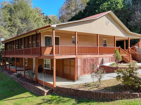 1105 Henson Dr, Hiawassee, GA 30546
