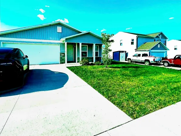 318 Post Oak Dr, Cedar Falls, IA 50613