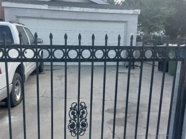 2200 E 105th St, Los Angeles, CA 90002