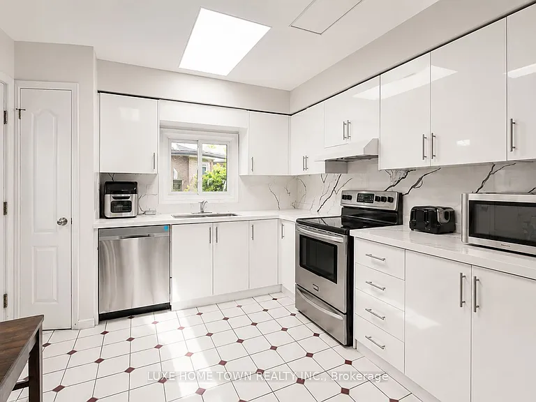 762 Railton Ave — Photo 8