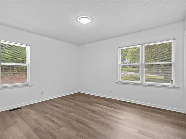 215 Thomas Heights Cir — Photo 17
