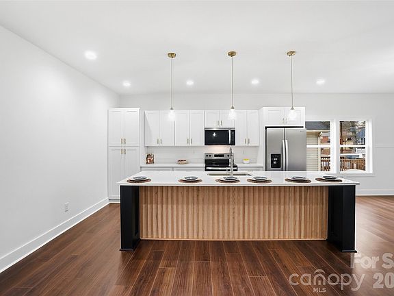 5th image of 917 Bethpage Rd