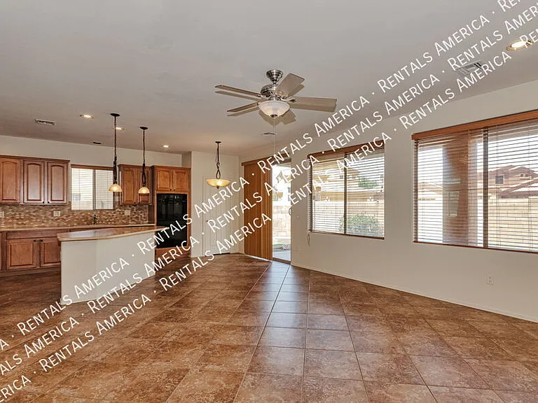 89 E Brearley Dr — Photo 2