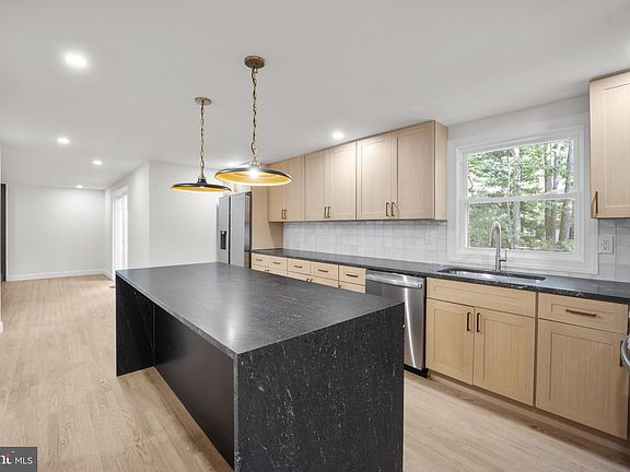 5th image of 1309 Marlkress Rd