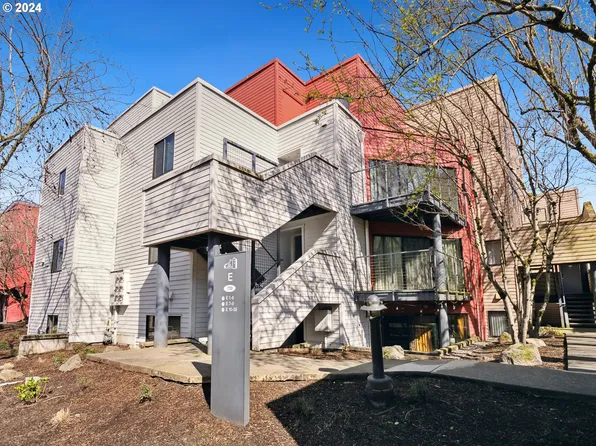 730 NW Naito Pkwy APT E9, Portland, OR 97209