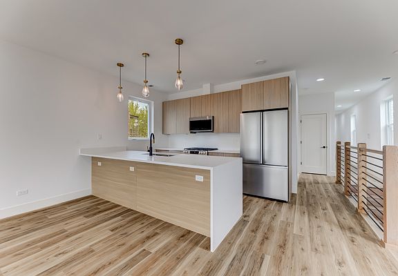 2nd image of 437 E 42nd Pl