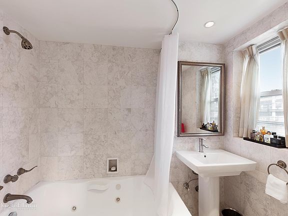 5th image of 400 E 59th St APT 5F