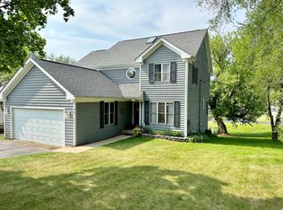 2 W Oak St, Lake In The Hills, IL 60156