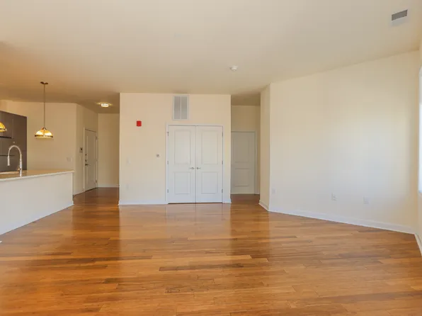 12 Main Street image 13 of 25