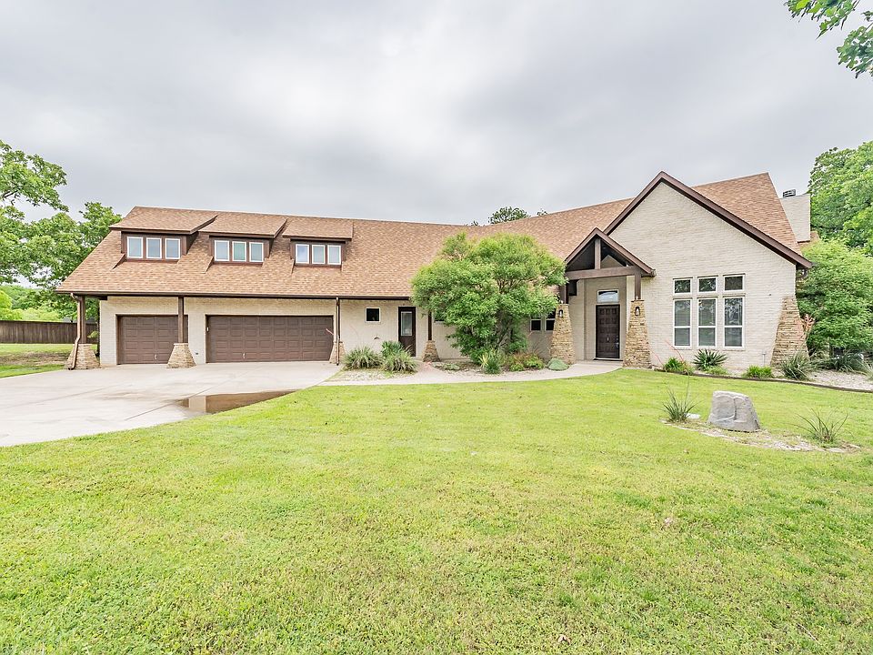 1st image of 165 Oakwood Creek Ln