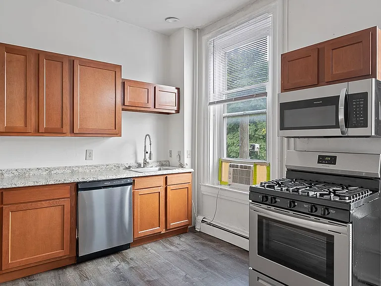 2419 Vine St #5 — Photo 7