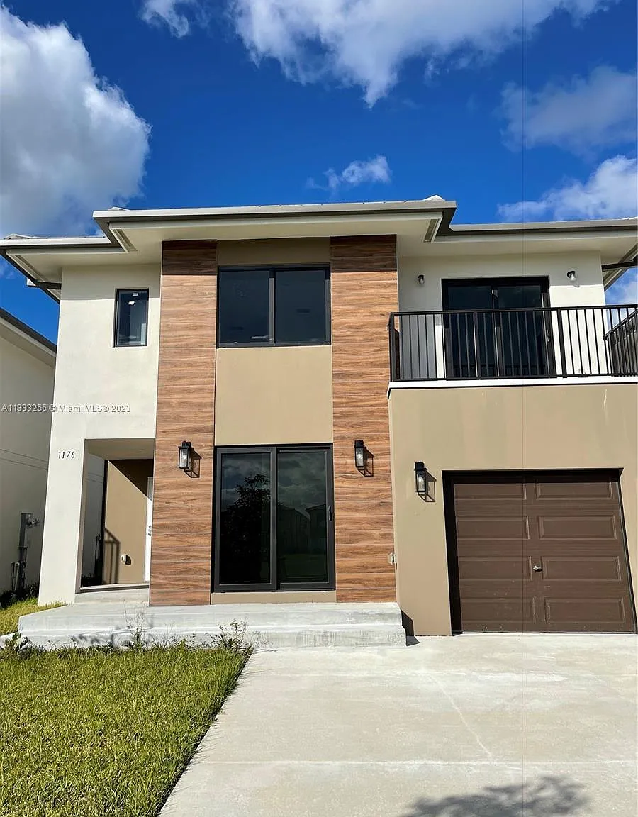 5 bed, 4.5 bath, 2281 sqft, $3,000 — Photo 1