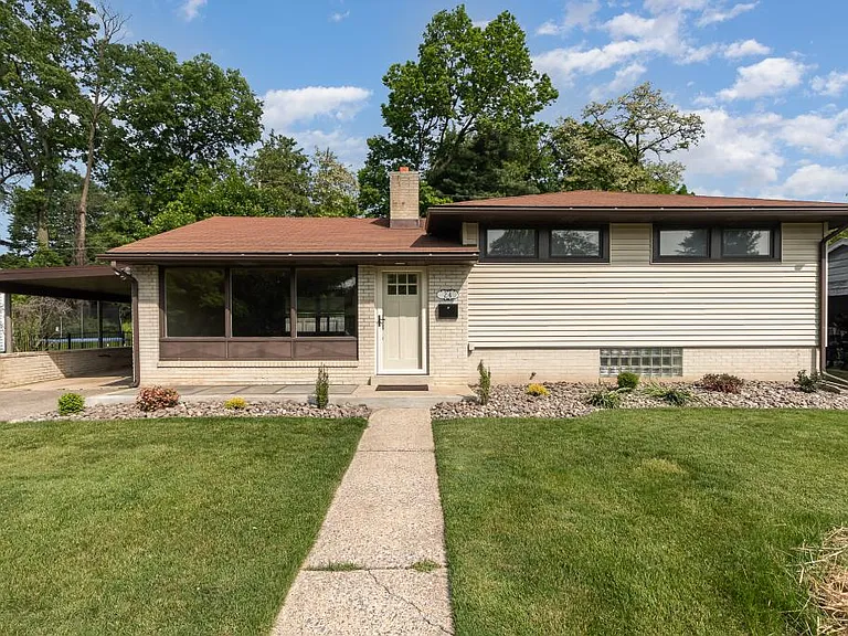 24 Cornell Dr — Photo 1