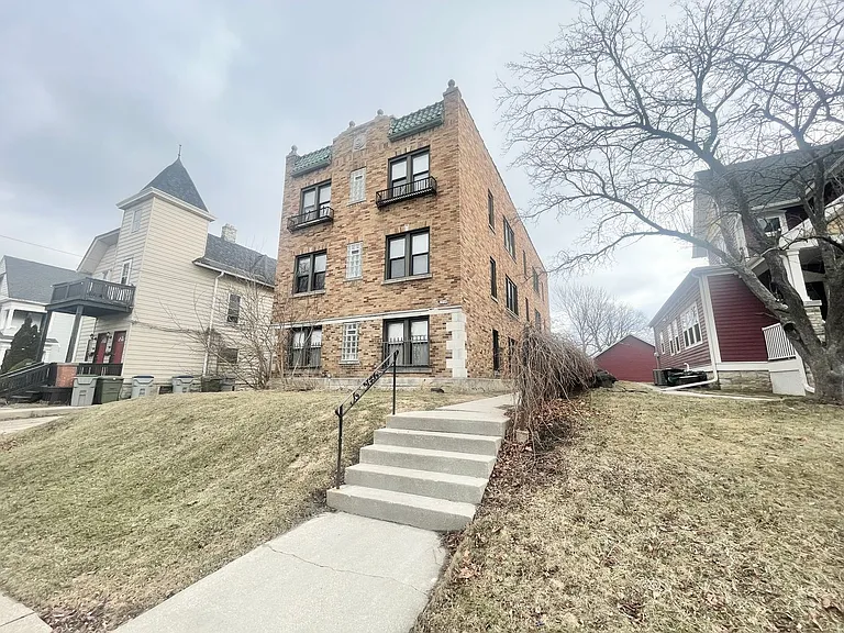 2210 N Booth St — Photo 1