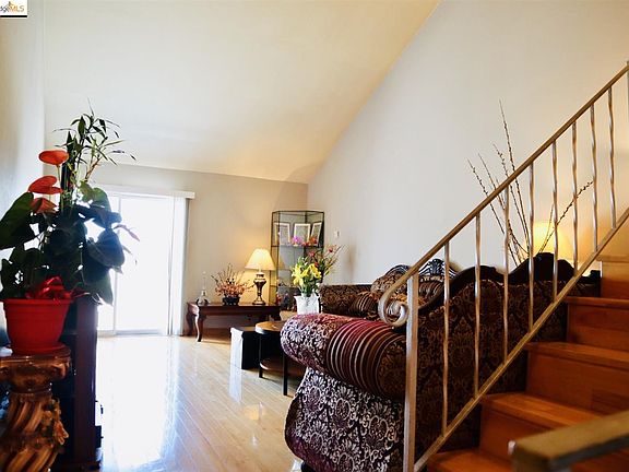 4th image of 3973 Chatham Ct
