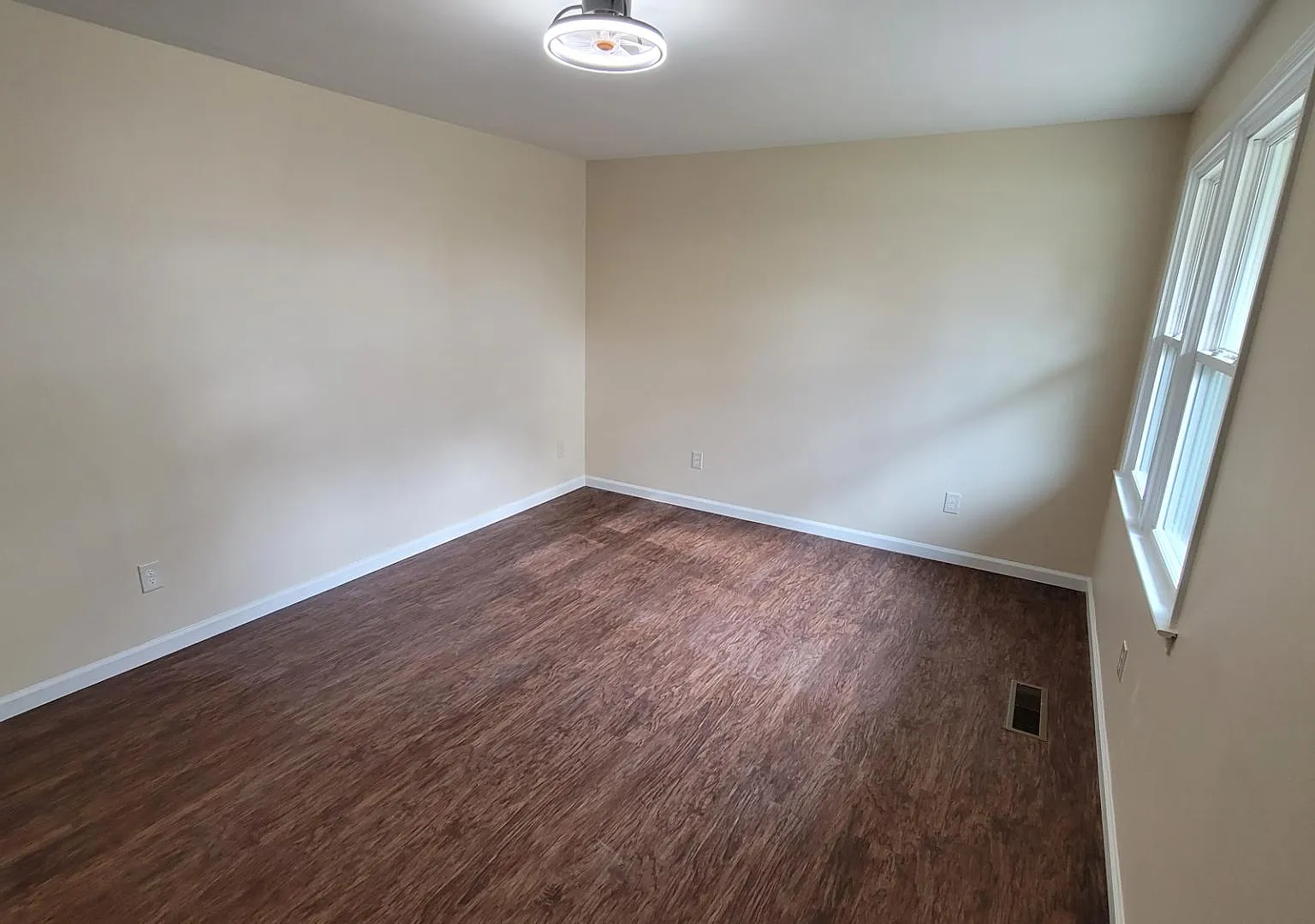 719 Rose Dr — Photo 3
