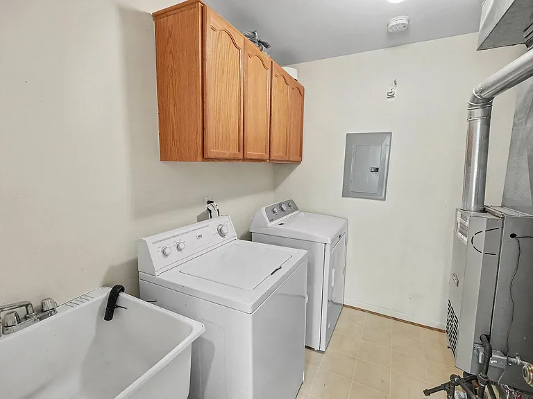 212 Commons Ct — Photo 14