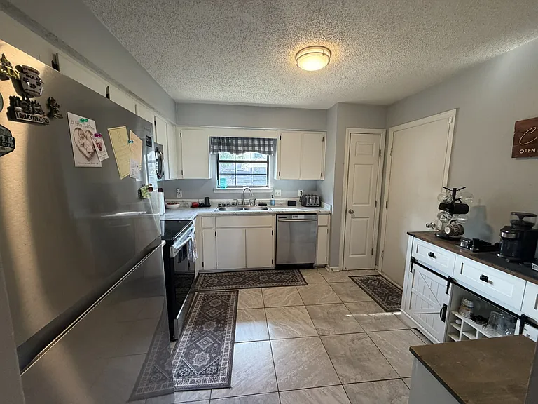 708 Woods Ct — Photo 3