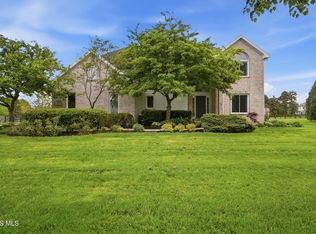 319 Valley Ln, Perrysburg, OH 43551