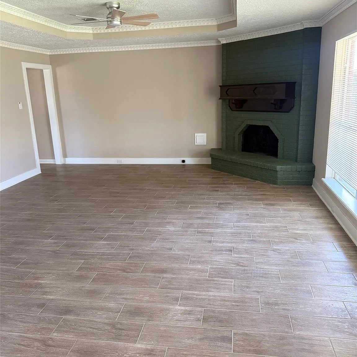 3 bed, 2.0 bath, 1403 sqft, $2,095 — Photo 3