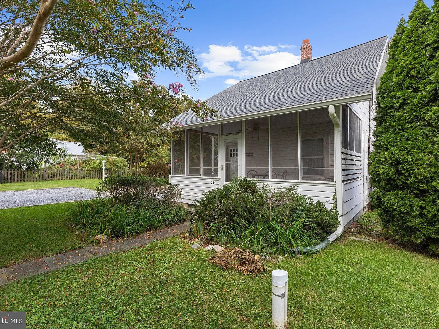 2 bed, 1.0 bath, 1160 sqft, $2,400 — Photo 4