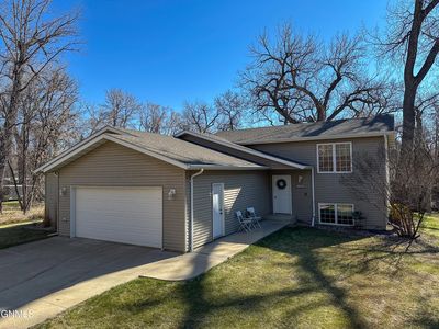 7335 Cottonwood Ln, Bismarck, ND, 58503