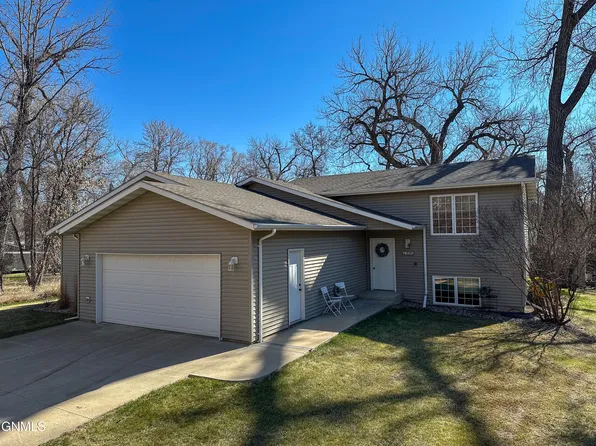 7335 Cottonwood Ln, Bismarck, ND 58503