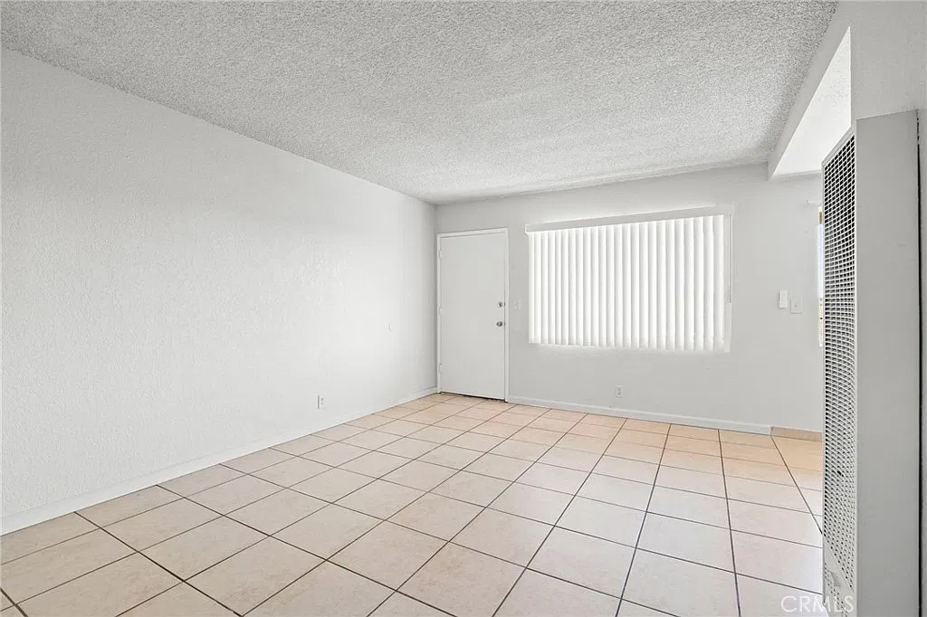 2 bed, 1.5 bath, 800 sqft, $2,300 — Photo 3