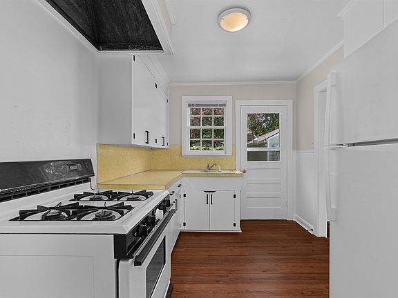 5th image of 835 Robinhood St