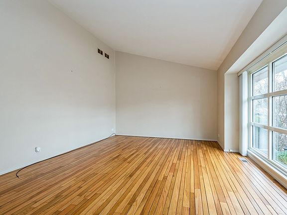 4th image of 719 Carriage Hill Dr