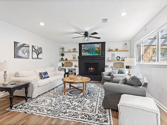 5th image of 623 Hickory Ridge Dr