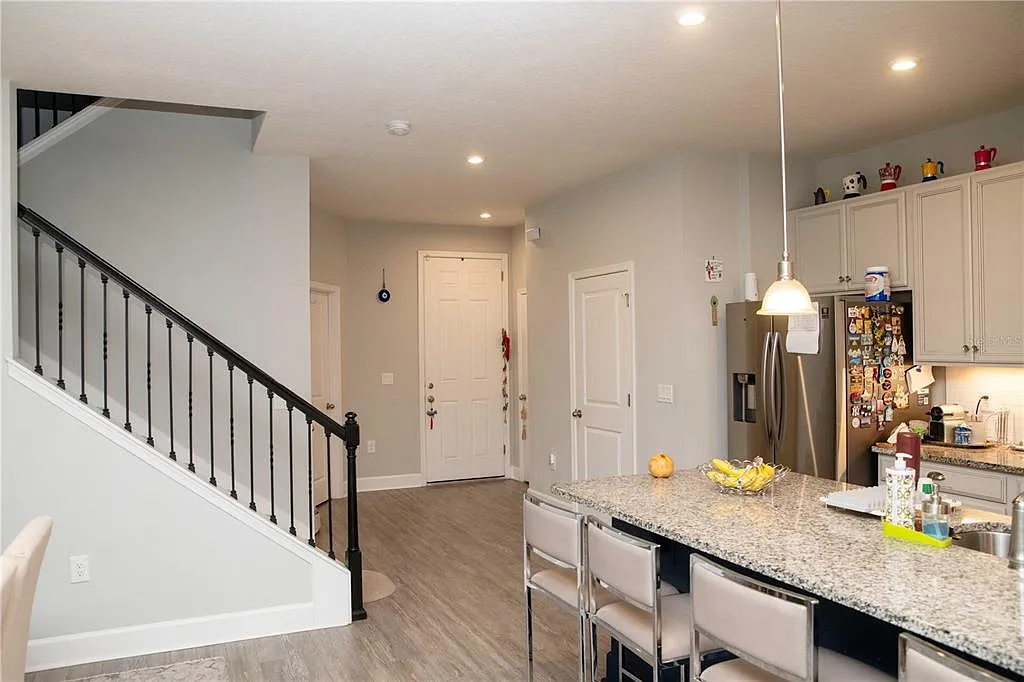 3 bed, 2.5 bath, 2128 sqft, $3,000 — Photo 2