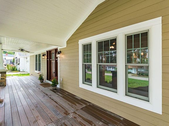 3rd image of 834 Lakeshore Dr W