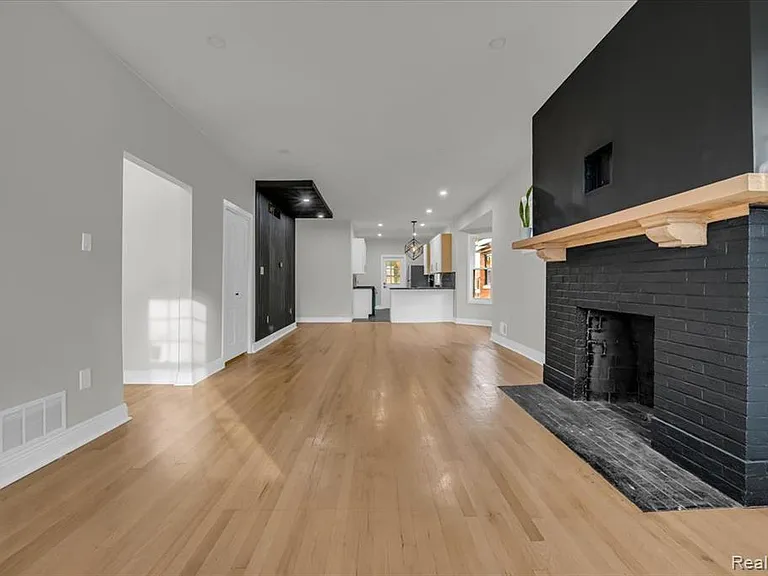 1502 Virginia Park St — Photo 3