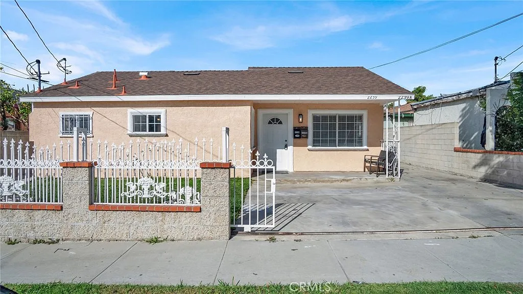 3 bed, 888 sqft, $2,900 — Photo 1