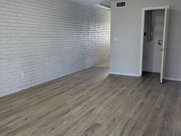 Littlefield Townhomes - $499 total to move into a 2-bedroom, 1.5-bath townhome. Limited-time offer. — Photo 12