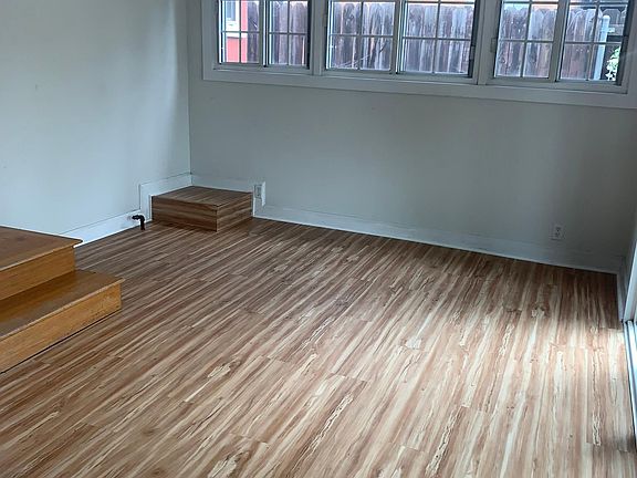 3rd image of 3716 W Victory Blvd
