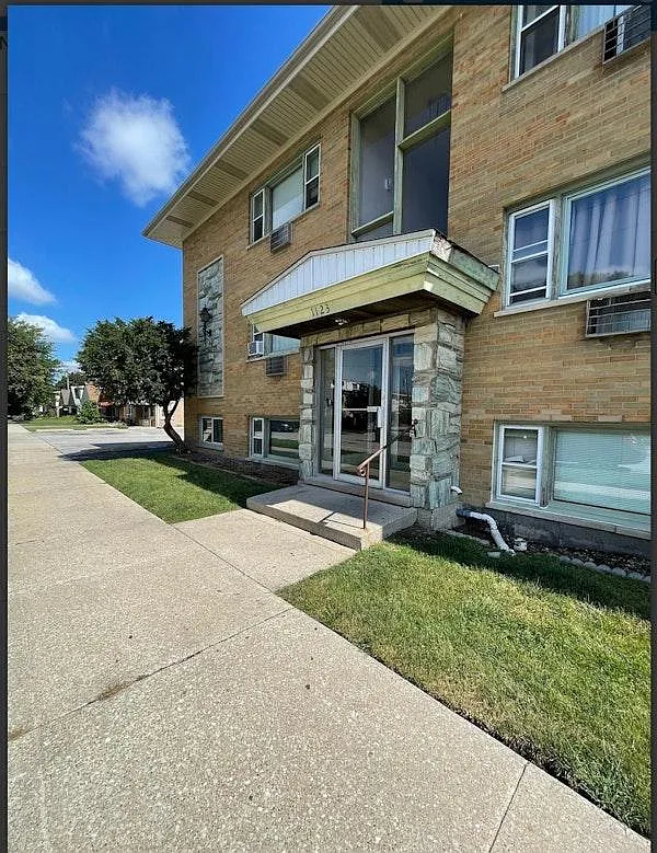 33rd Ave Apartments — Photo 1